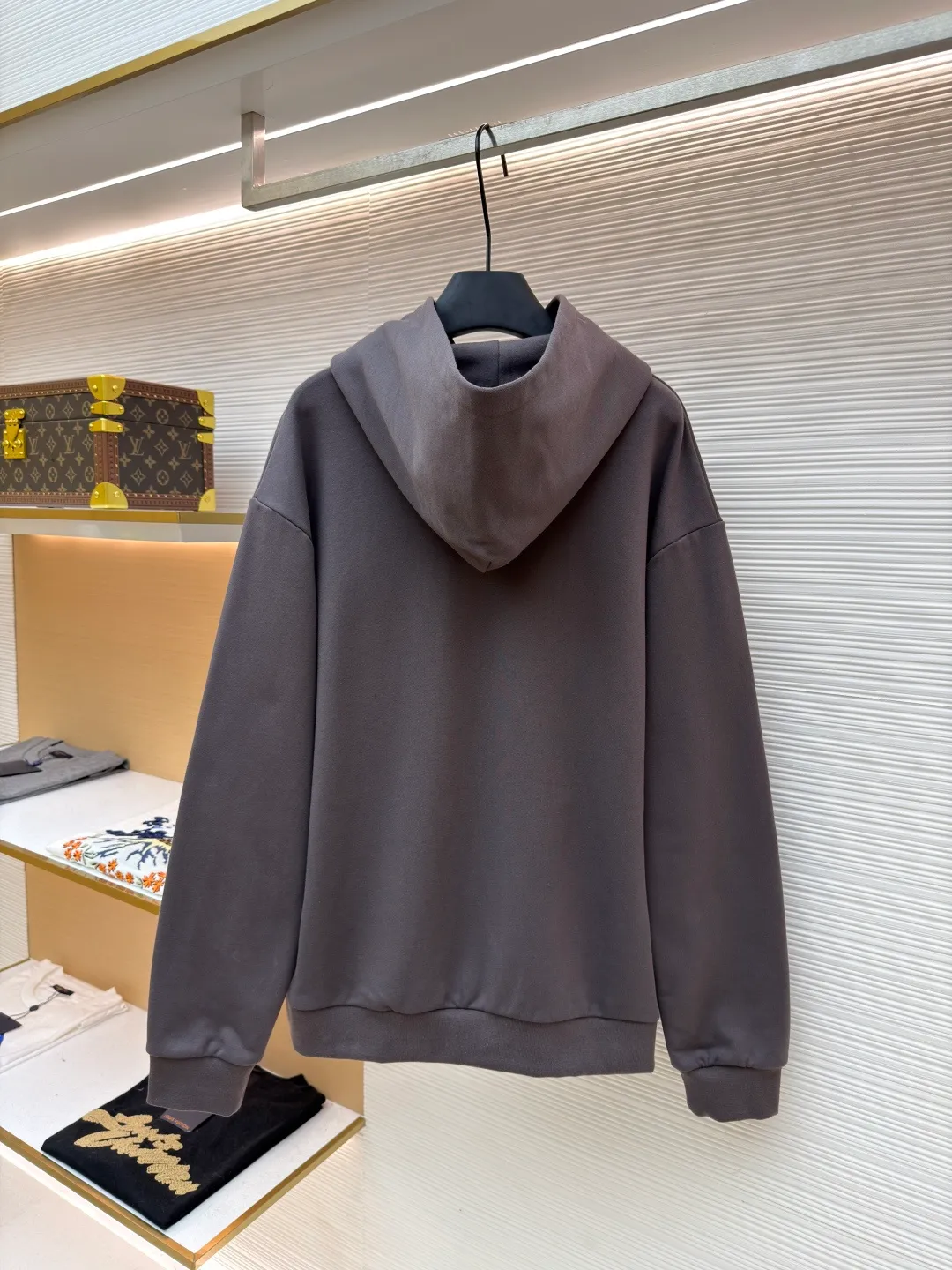 LOUIS VUITTON beaded embroidered letter hooded sweatshirt ●Original version: Purchased and developed by 13078 ●Item number: 1681742-A80 ●Fabric: pure cotton fish scale base fabric ●Technology: Pearl embroidery production ●Color: gray ●Version: fitted version ●Weight: about 805 grams ●Size: XS-S-M-L ●Description: The fabric is made of 26S double yarn + 10S fish scale bottom brushed fabric, weight 380g, with 21S double yarn 2*2 rib, weight 380g. This kind of fabric is treated with fleece to form a layer of soft and plump fluff on the inside; the improved fish scale knitting method forms a delicate concave and convex texture on the bottom surface, similar to the arrangement of fish scales. Effectively increases the air storage layer and improves thermal insulation performance. The front of the fabric is smooth and smooth, while the back is soft and waxy. It has excellent moisture absorption, breathability, wrinkle resistance and drape, and is thicker and crisper than ordinary sweatshirt materials. It gives clothes excellent warmth retention, breathability and skin-friendly touch. The Vuitton script on the chest is embroidered with beads. During the embroidery process, tiny beads are fixed on the fabric together with embroidery thread. The direct characteristics brought by this process are a strong three-dimensional sense, a unique sense of weight and a reflective effect that changes with the light. The overall wiring is straight and delicate, the fabric is comfortable and soft, and the color is consistent without color difference. It can be matched with the same style to create a fashionable look and control various occasions. Customized accessories, complete with three standards, same style for men and women!